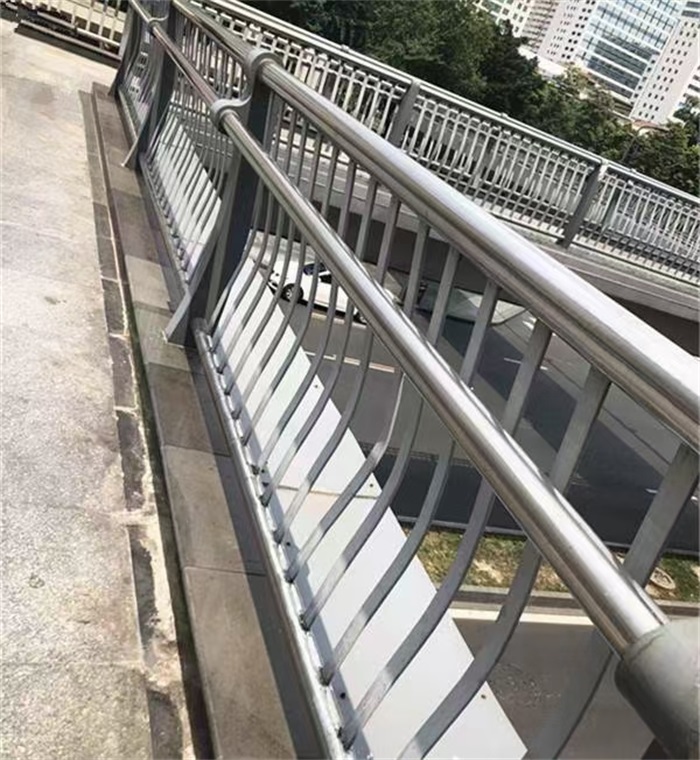 不鏽鋼防撞欄杆廠家（jiā）