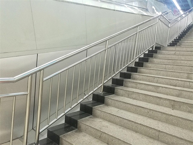 不鏽鋼防（fáng）撞護欄（lán）